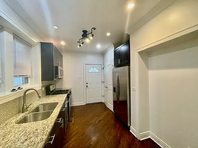 2 bed, 1.5 bath, $2,195 — Photo 2