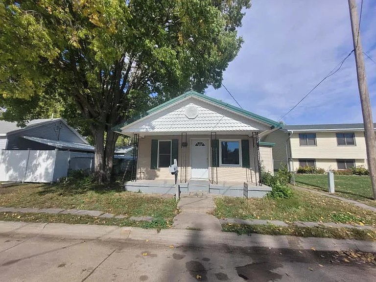 404 E Phoenix Ave — Photo 1