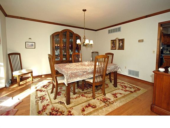 3rd image of 28 Deer Trail Dr