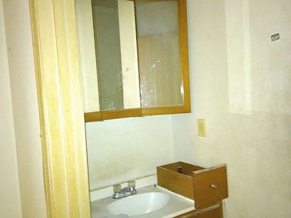 4th image of 2816 Kensington Ave