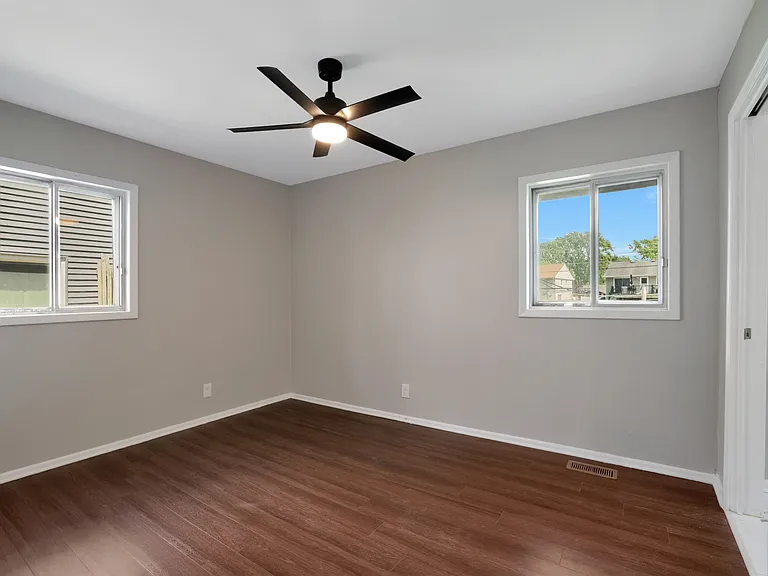 419 Waverly Ave — Photo 8