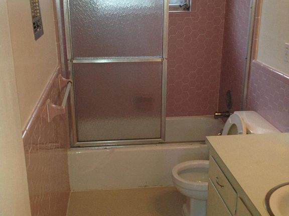 3rd image of 1324 Farmdale St