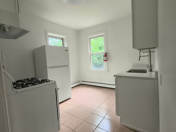 4th image of 178 Redmond St #1