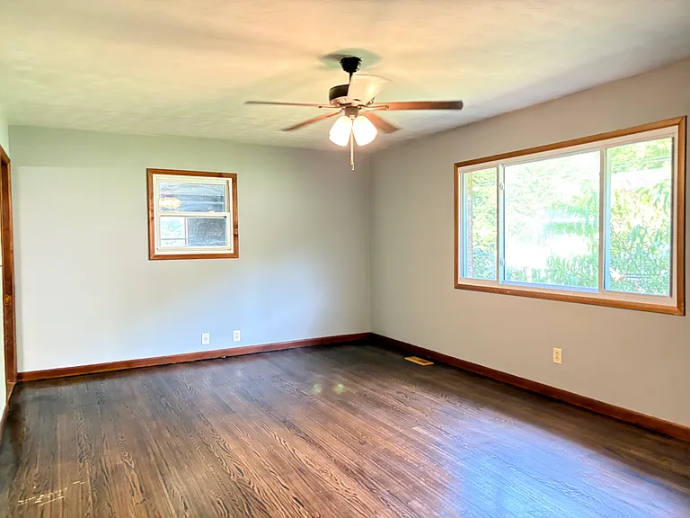 1406 Valley View Dr — Photo 3