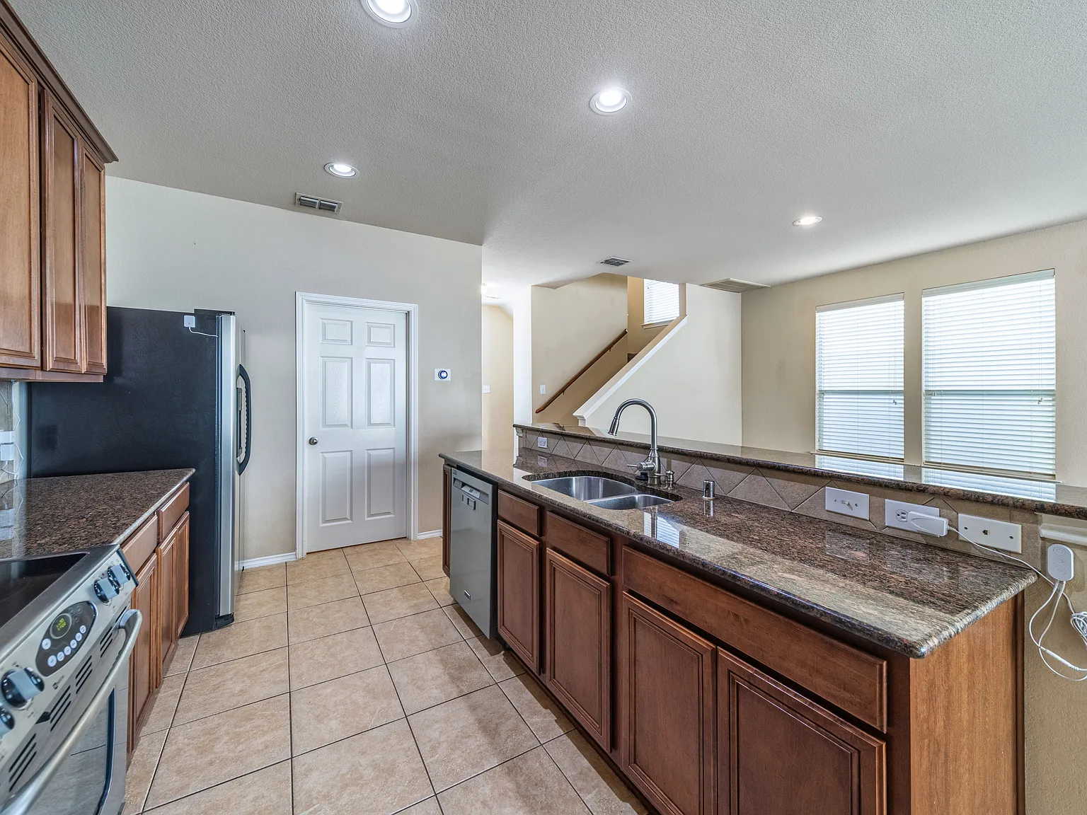 2 bed, 1930 sqft, $2,995 — Photo 4
