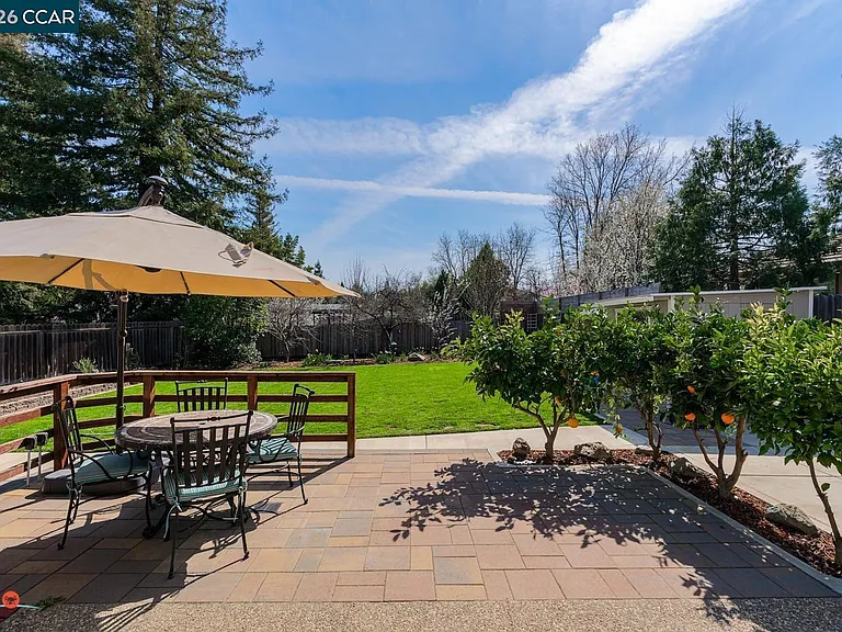 2904 Canterbury Cir — Photo 23