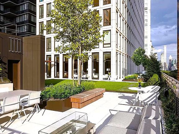 4th image of 15 W 61st St #3I
