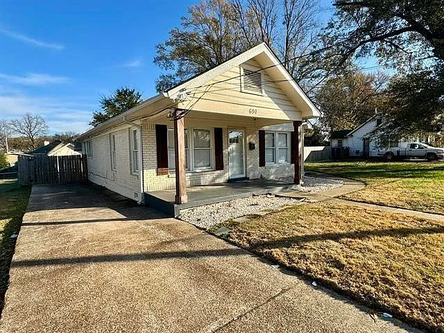 690 McConnell St — Photo 2