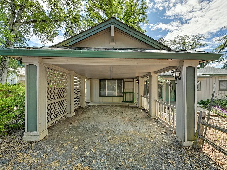 3210 Manzanita Ln — Photo 2