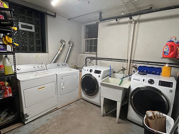 2nd image of 1100 4th St SE #4