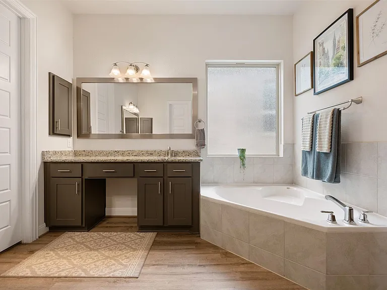 725 Millcreek Ln — Photo 22