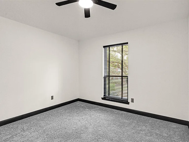 11915 Helene Ct — Photo 16