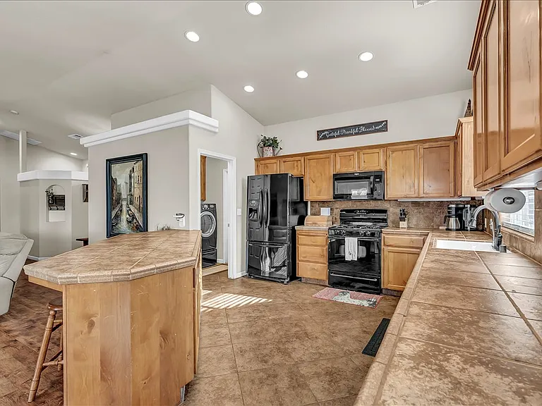 2435 N Crowe St — Photo 44