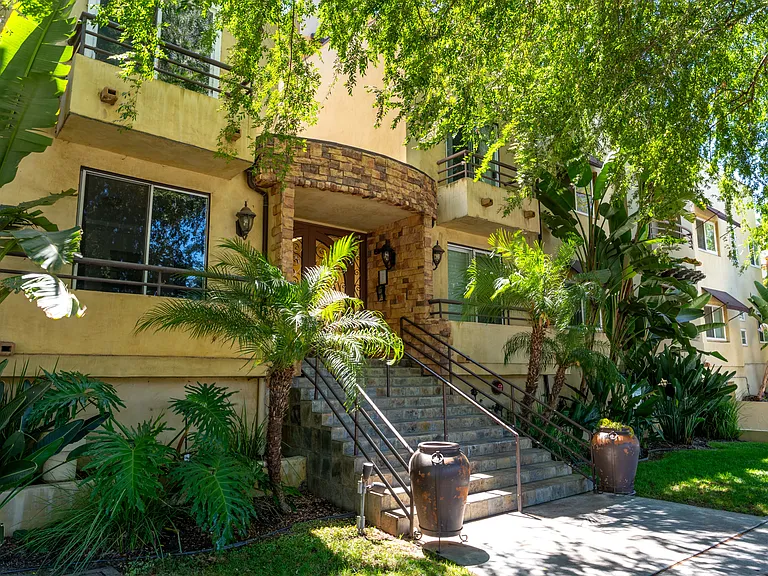 Whitsett Ave — Photo 1