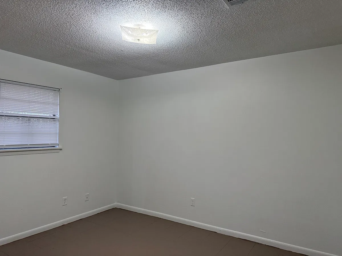 Building Photo - 112 N Cox Ave #4