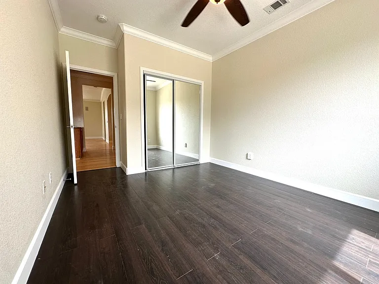 402 Albrecht St — Photo 17