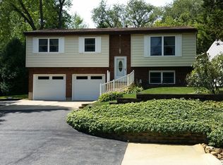 6313 Lake Shore Dr, Oakwood Hills, IL 60013