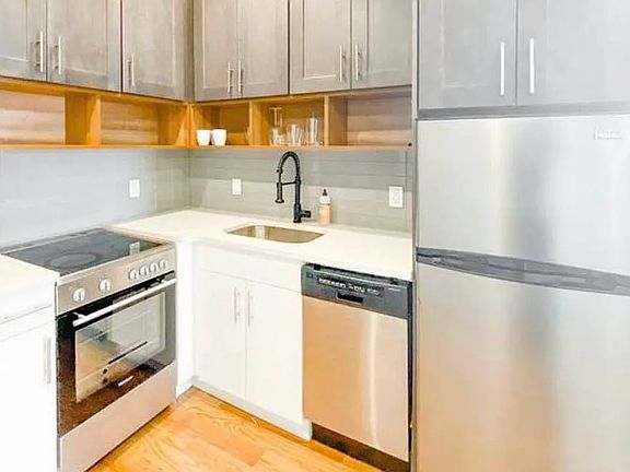 3rd image of 417 Manhattan Ave #Penthouse