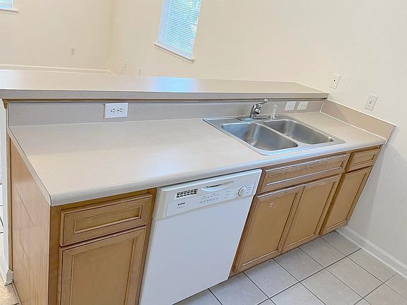 4th image of 924 Ashburn Dr #1