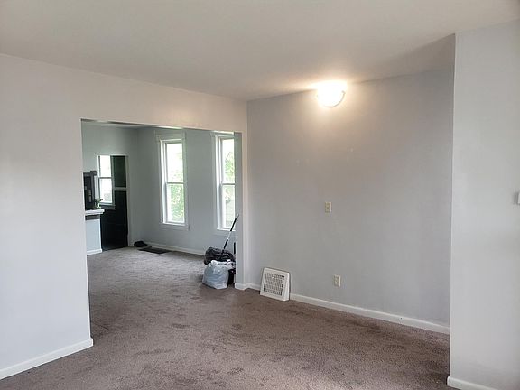 3rd image of 1913 University Ave NE