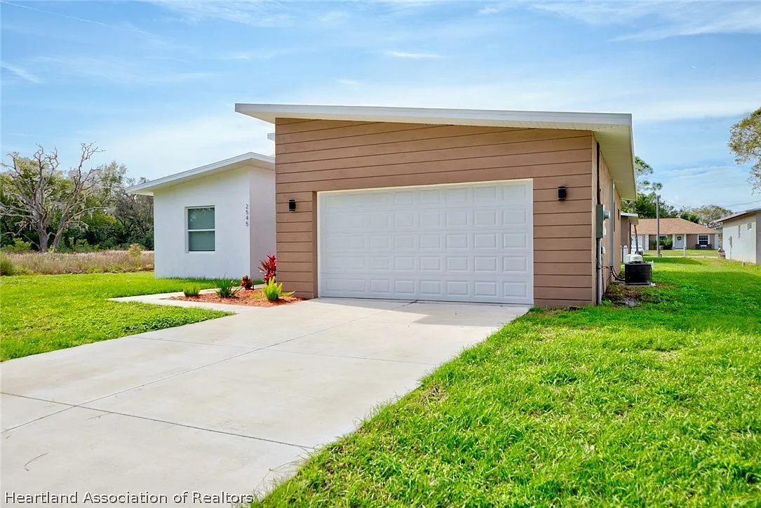 3 bed, 2.0 bath, 1561 sqft, $2,000 — Photo 2