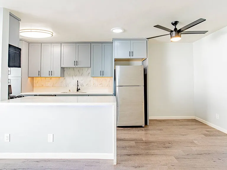 Euclid St Apartments — Photo 12