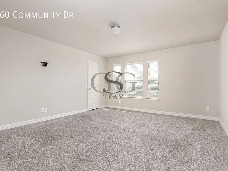 660 Community Dr — Photo 13