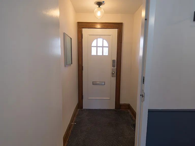 856 Bronson Ave — Photo 7