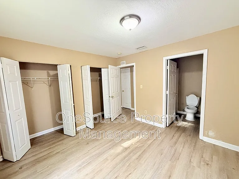 216 S Jackson St — Photo 12
