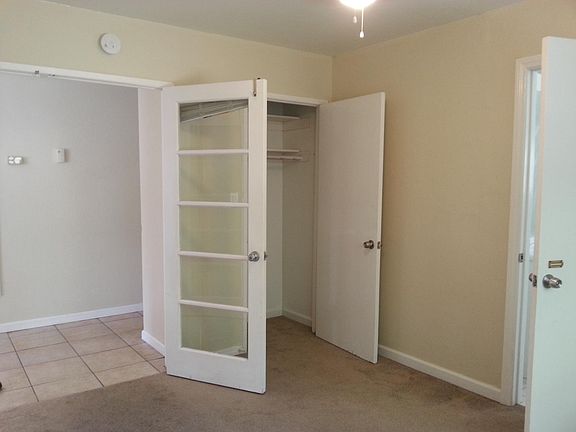 Bedroom with ceiling fan - connect to Jack and Jill bathroom