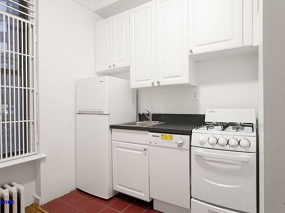 3rd image of 204 E 84th St APT 3D