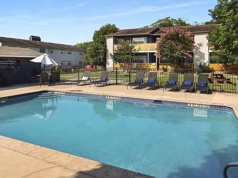 Laurel Heights Apartments — Photo 9