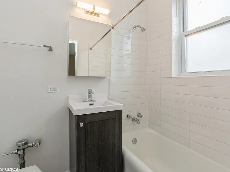 432 W Belmont — Photo 10