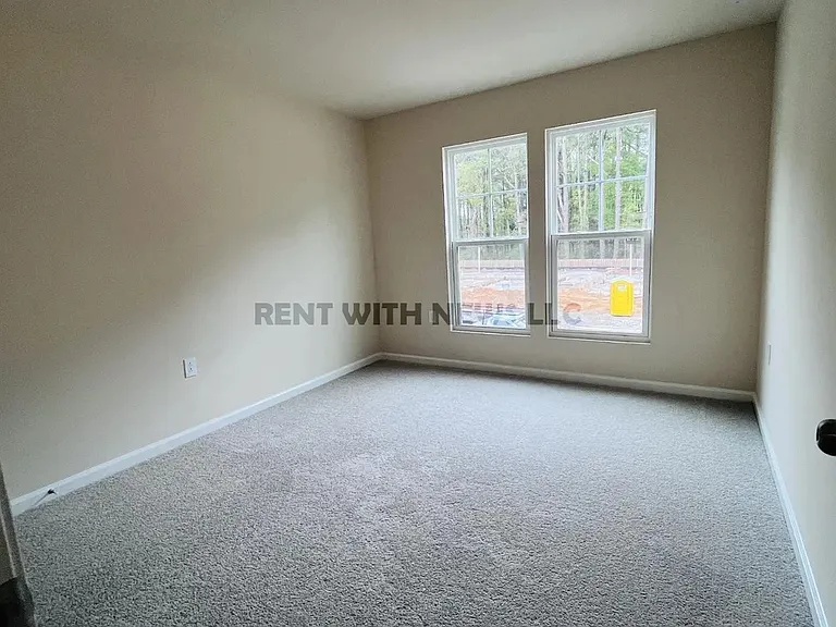 851 McKenzie Park Ter — Photo 10