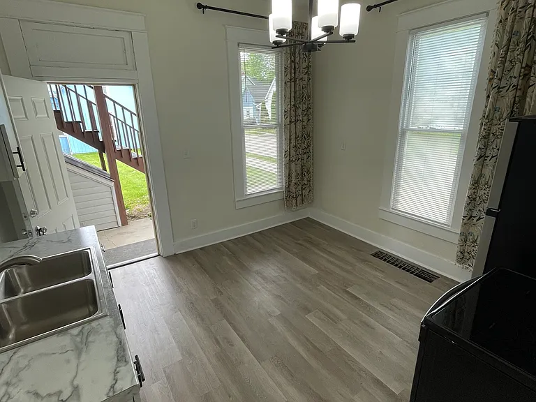 523-525 W Charles St #523 — Photo 3