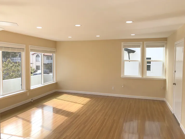 419 Avenue G — Photo 3