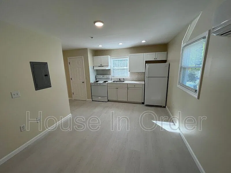 305 8th Ave E — Photo 2