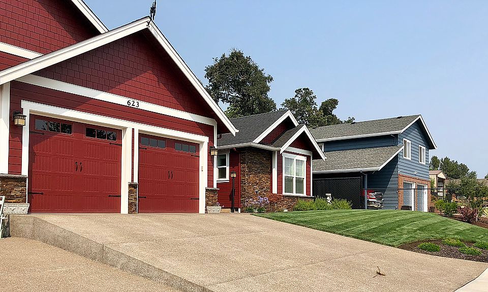 2nd image of 623 SW Augustus Dr