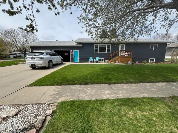 203 18th St NE, Watertown, SD 57201