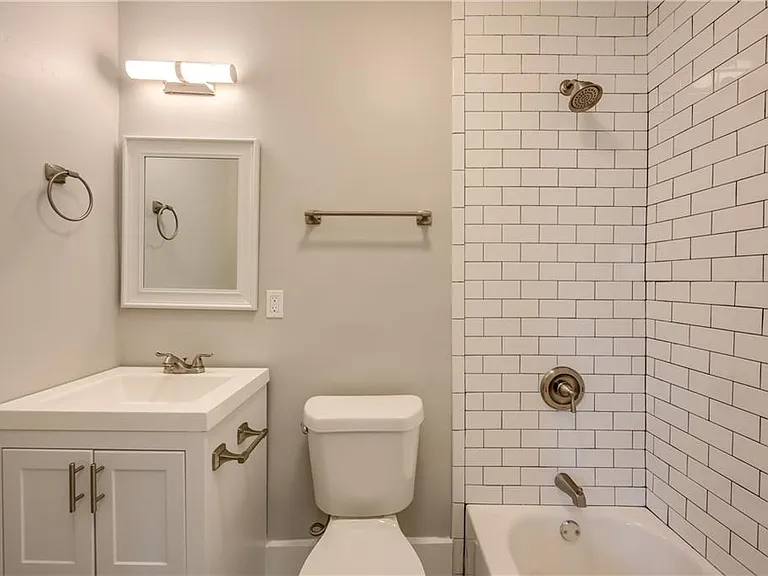 600 Parkway Dr NE #10 — Photo 6