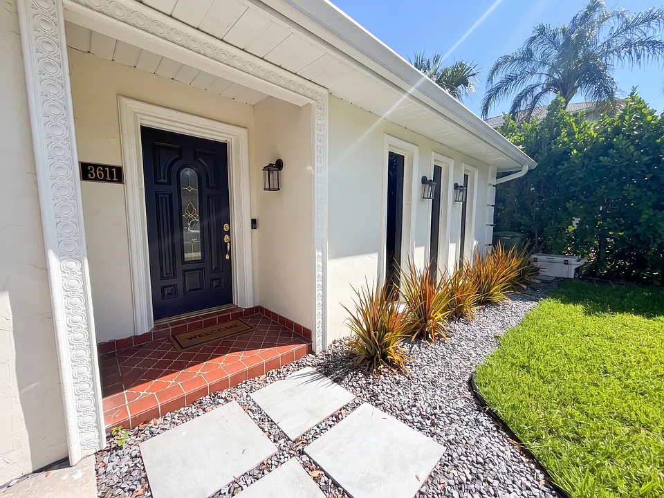 3611 W De Leon St
