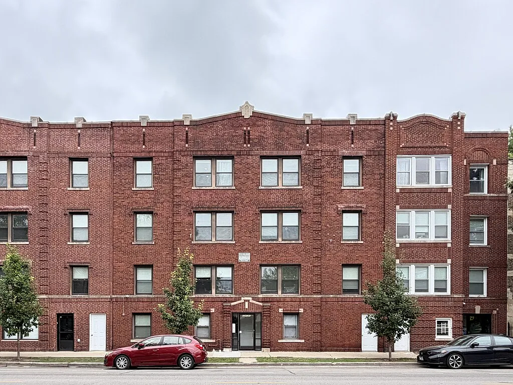 3243 N Damen Ave — Photo 1
