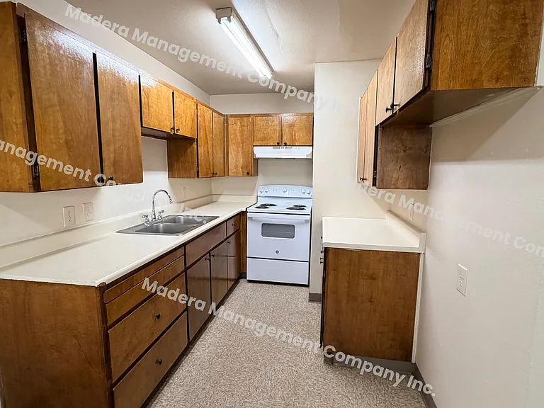 212 N C St — Photo 2