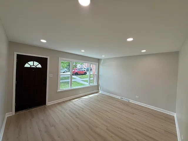 3 bed, 1255 sqft, $2,850 — Photo 2
