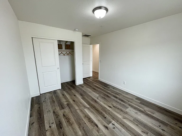 11 E Dobbins Rd — Photo 22