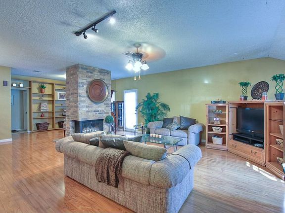 4th image of 2309 Parkview Dr