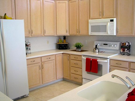 4th image of 5 Hazeltine Ln