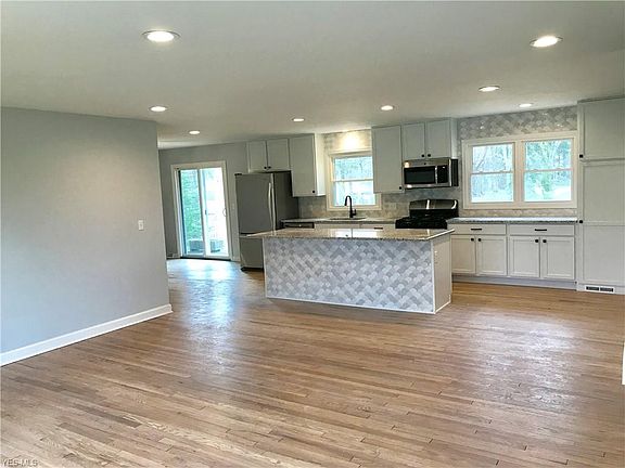 3rd image of 6688 Metro Park Dr