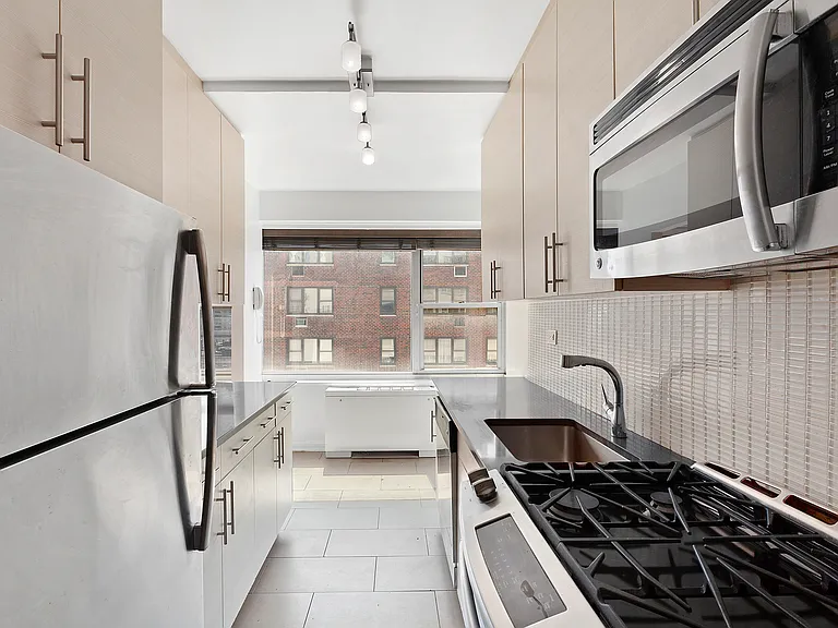 445 E 80th St #18D — Photo 4