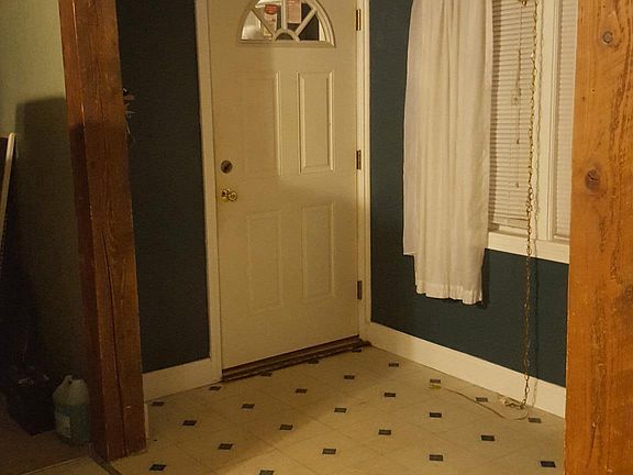 Front entry leading out to a spacious mudroom